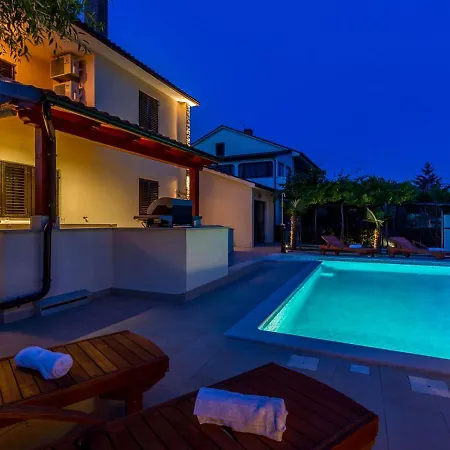 Dom wakacyjny Spacious In With Pool *