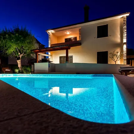 Dom wakacyjny Spacious In With Pool Pula