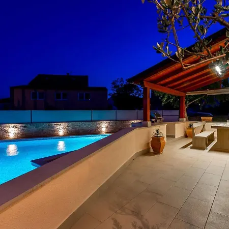 Ferienhaus In Near & Pool Pula