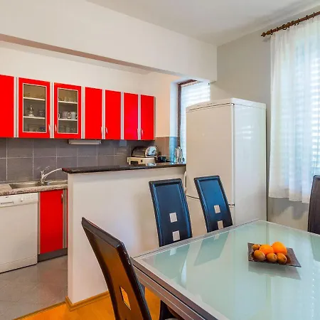 Dom wakacyjny Spacious In With Pool Pula