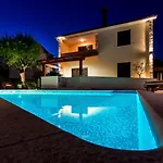 Nyaraló In Near & Pool Póla