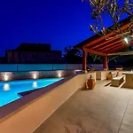 Nyaraló In Near & Pool Póla