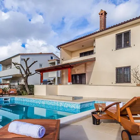 In Near & Pool Feriehus