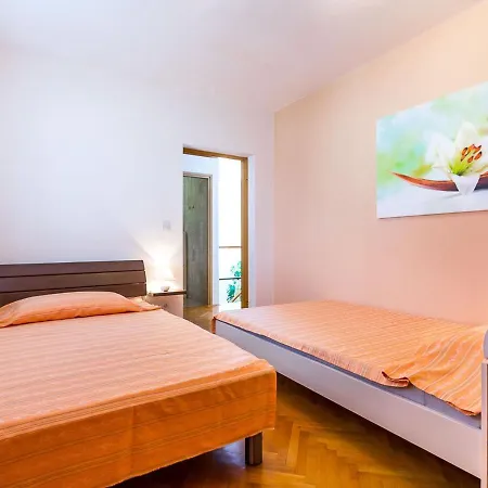 Spacious In With Pool Pula