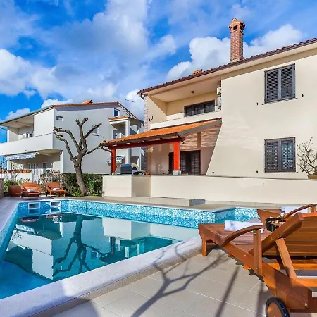 In Near & Pool Дом отдыха Пула