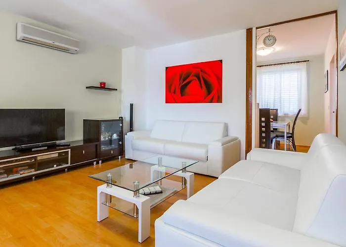 In Near & Pool Feriehus Pula