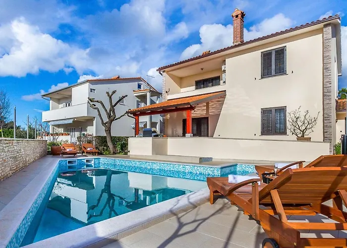 In Near & Pool Feriehus Pula