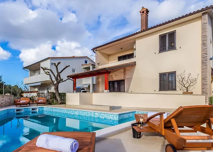 In Near & Pool 펜션